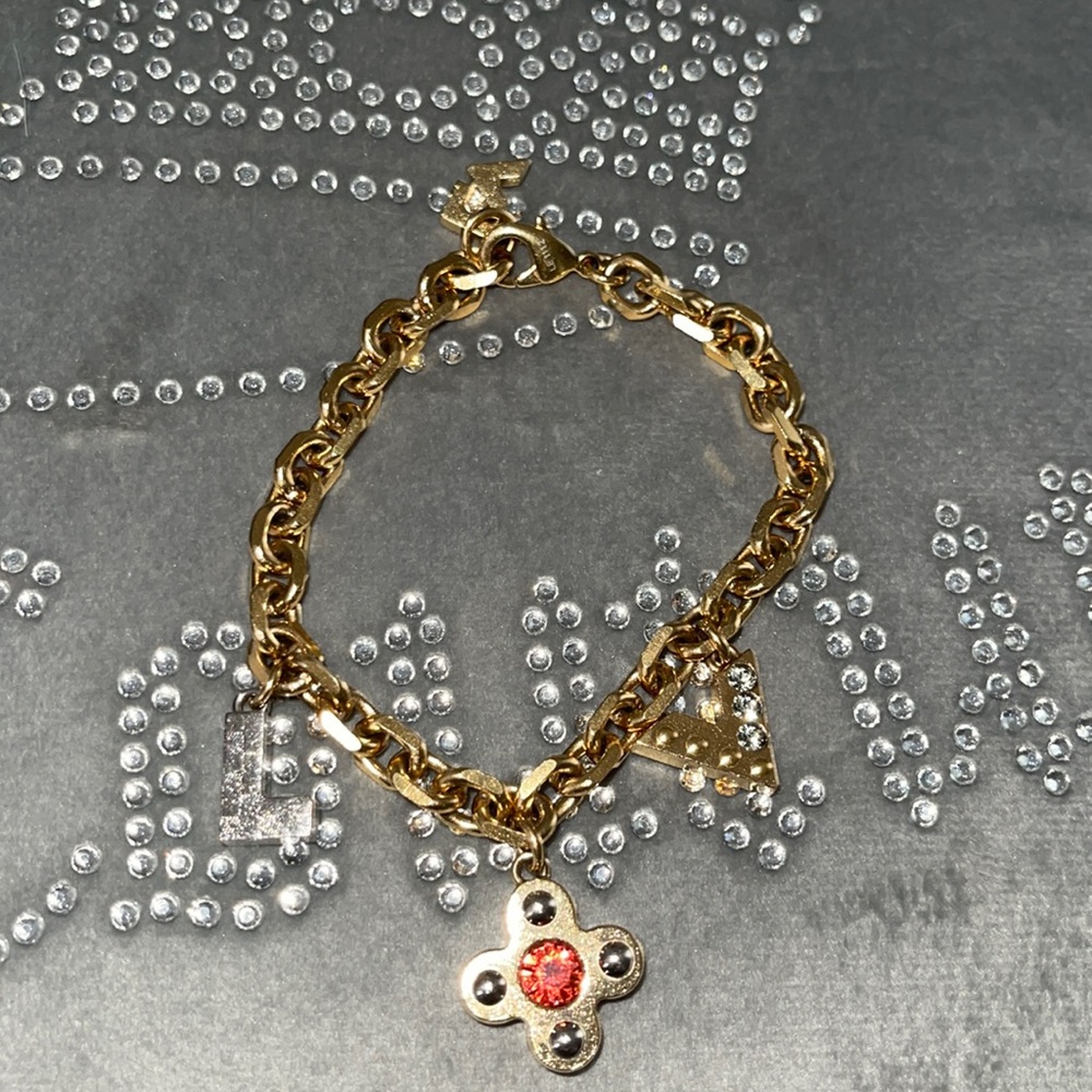 Preloved Louis Vuitton bracelet RARE find gear condition solid chain n charms.